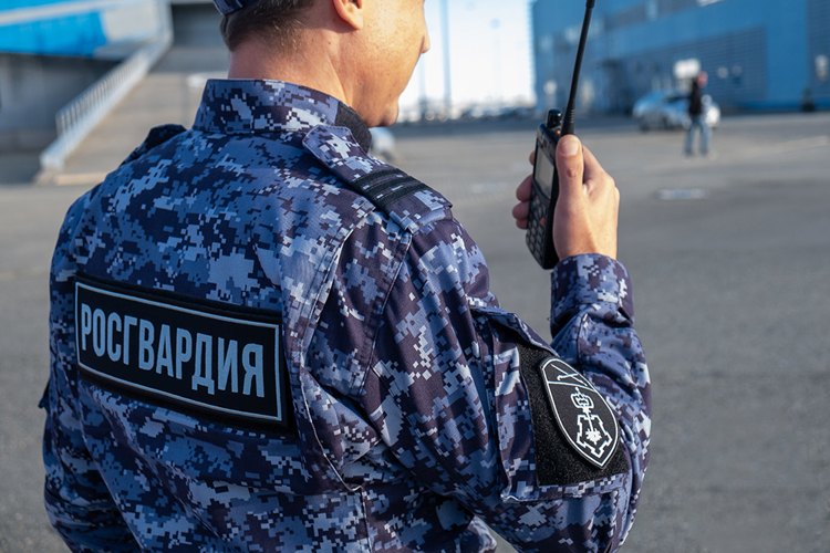 Сотрудники Росгвардии задержали 45-летнюю пензячку, пристававшую к прохожим на остановке 
