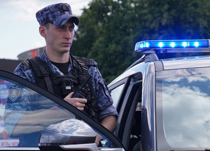 В Пензе бойцы Росгвардии пресекла распитие спиртных напитков в общественном месте по жалобе жильцов 