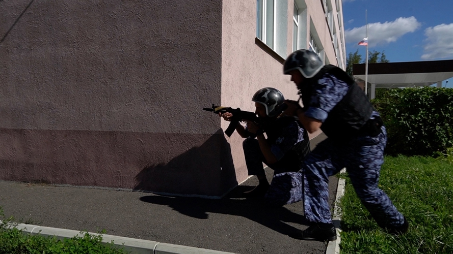 Сотрудники Росгвардии приняли участие во Всероссийских учениях по обеспечению безопасности образовательного учреждения в Пензе