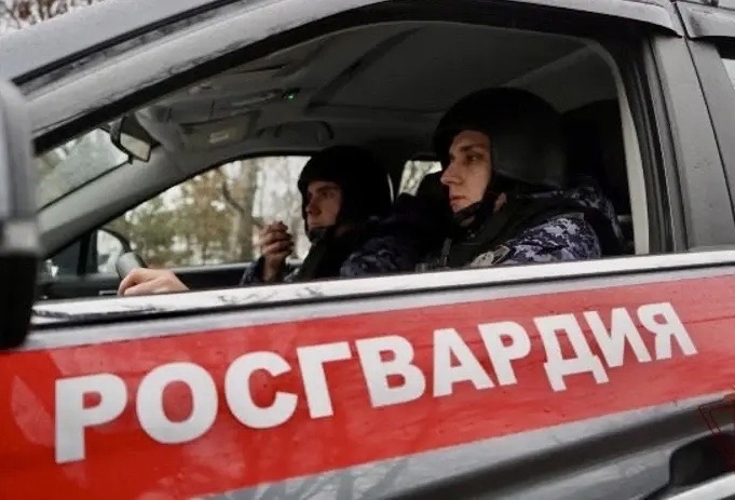 В Пензе сотрудники Росгвардии вывели 8 человек, включая ребенка, из горящего дома