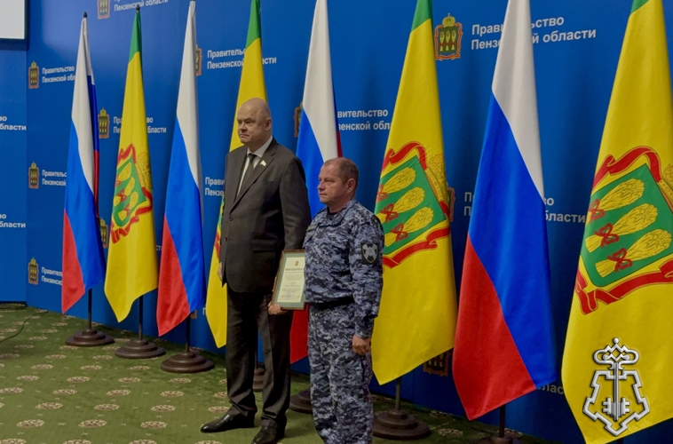 Командующий Приволжским ордена Жукова округом войск национальной гвардии генерал-полковник Сергей Просяник вручил награды сотрудникам спецподразделений Росгвардии