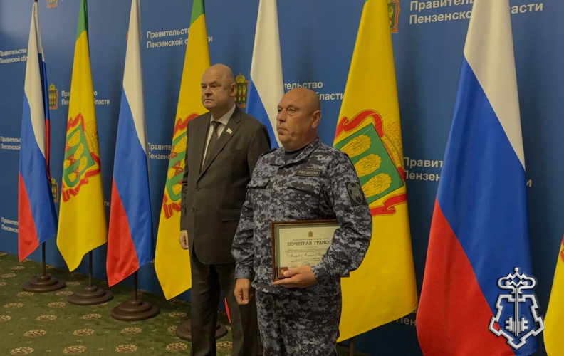 Командующий Приволжским ордена Жукова округом войск национальной гвардии генерал-полковник Сергей Просяник вручил награды сотрудникам спецподразделений Росгвардии